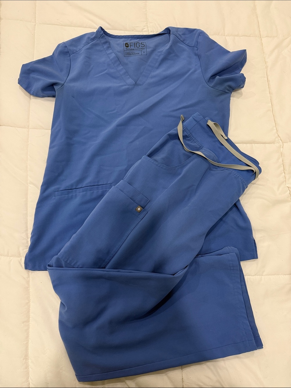 Figs Women’s S scrub top and M scrub pants set in blue